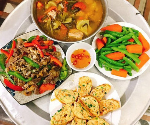 9X xinh đẹp ngày nấu 3 bữa ăn đủ món, dân tình vừa khen vừa phát hiện điều thú vị