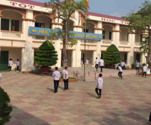 Cả trường chỉ có một giáo viên tiếng Anh, hàng trăm học sinh phải ngồi chơi