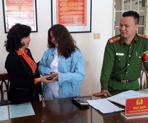 Cô gái trẻ bất ngờ nhận lại hơn 80 triệu đồng sau nhiều ngày đánh rơi ví tiền tại chợ Đà Lạt