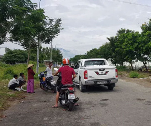 Phát hiện thi thể nam thanh niên trong tư thế treo cổ bên đường