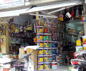 'Rùng mình' với những lọ hóa chất dễ bắt lửa giăng kín phố cổ Hà Nội