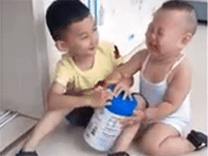 'Đang yên đang lành tự dưng có em', nỗi lòng chẳng biết tỏ cùng ai của những đứa trẻ vừa chập chững biết đi đã 'bị' lên chức