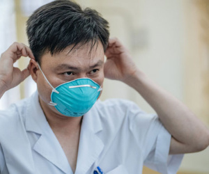 Bác sĩ cảnh báo tình trạng ô nhiễm không khí ở Hà Nội: Chúng ta đang quá lạm dụng khái niệm 'khẩu trang y tế'