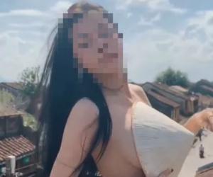 'Dậy sóng' với clip cô gái khỏa thân bôi bẩn Hội An