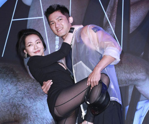 'Đệ nhất MC vô duyên xứ Đài' Tiểu S ôm ấp 'ưỡn ẹo' phản cảm bên mẫu nam, lộ cả nội y khiến dân tình nhức mắt