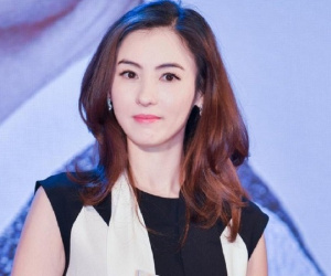 Trương Bá Chi khoe vóc dáng nuột nà hậu sinh con trai cho người tình bí mật, vẫn vui vẻ bất chấp tin Tạ Đình Phong hỏi cưới Vương Phi