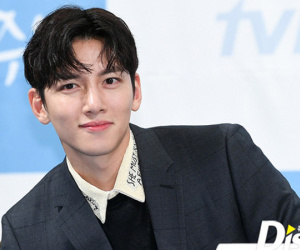 Ji Chang Wook chính thức comeback sau 2 năm, gây sốt vì vẻ soái cực phẩm và ánh mắt dành cho nữ chính tại sự kiện