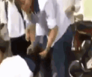 Nữ sinh túm tóc, đạp vào mặt bạn ngay bên đường kèm lời quát tháo: 'Mở miệng ra xin lỗi tao, nhanh'