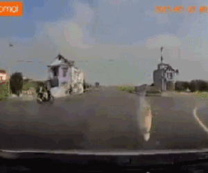 Kinh hoàng clip ô tô 'trôi dạt' xoay vòng sau va chạm cuốn xe SH vỡ nát, tài xế hoảng loạn: 'Ôi chết tôi rồi'