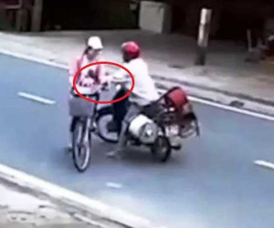 Video: Người đàn ông đường đột chặn xe, sàm sỡ nữ sinh giữa ban ngày