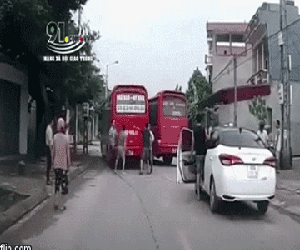 Clip: Tài xế cùng phụ xe của 2 xe khách lao vào cuộc 'hỗn chiến' giữa đường