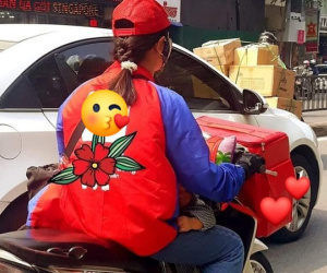 Giữa trưa nắng, nữ shipper kẹp đứa bé trước bụng khiến người phụ nữ đuổi theo bằng được