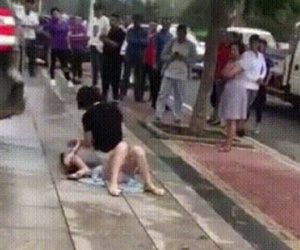 Bất ngờ gặp 'tiểu tam' đi trên đường, vợ lao vào đánh ghen khiến dân mạng khiếp sợ
