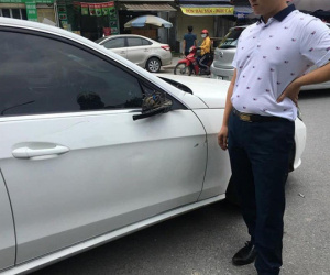 Bị tài xế xe ôm chạy ngược chiều tông rụng gương trị giá gần 60 triệu, cách hành xử của chủ xe sang Mercedes làm ấm lòng cư dân mạng