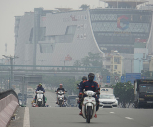 TP.HCM từ sáng đến chiều 'mịt mù khói sương', người dân đeo khẩu trang, trùm kín mít khi ra đường vì sợ ô nhiễm