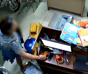 Video: Vờ hỏi mua hàng 'như đúng rồi' để đánh lạc hướng, người phụ nữ nhanh tay trộm ví của nhân viên rồi đánh bài chuồn