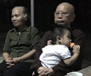 Bé trai bị bỏ rơi kèm tờ giấy nhắn nhờ 'nuôi đến hết đời'