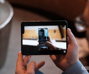 Samsung khuyên người dùng Galaxy Fold 'cầm máy cẩn thận'