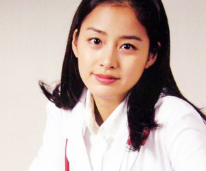 Nhan sắc thật của Kim Tae Hee hồi học đại học: Thần thánh đến mức nào mà khiến cả trường bị choáng?