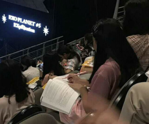 Vừa muốn quẩy hết mình lại còn đạt điểm cao, nữ sinh nhanh trí mang sách vở ôn bài ngay trong concert Kpop