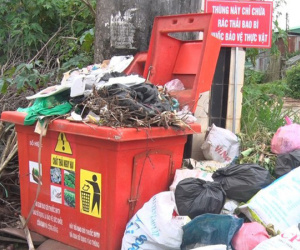 Chất thải độc hại ùn ứ trong hàng trăm thùng rác trên đường phố Đà Lạt