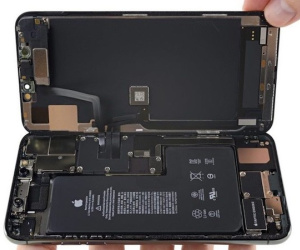iPhone 11 Pro bị bỏ sạc ngược không dây vào phút chót