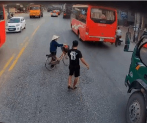 CLIP: Giúp cụ bà đi qua đầu xe container, tài xế xe tải vừa được khen vừa bị chỉ trích gay gắt