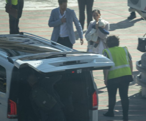 Meghan Markle bế con trai xuất hiện tại sân bay, bắt đầu chuyến công du, 'ghi điểm' tuyệt đối nhờ hành động tinh tế