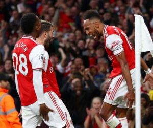 Arsenal ngược dòng đánh bại Aston Villa trong thế thiếu người