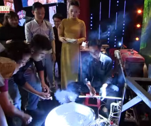Ký ức vui vẻ đem hẳn máy nổ bỏng ống lên sân khấu, sản xuất tại chỗ đãi cả trường quay khiến khán giả thích thú