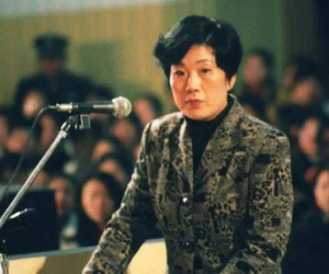 Nữ cục trưởng TQ dâm đãng, ngủ với cả sếp lẫn nhân viên