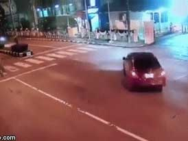 Video: Đầu xe khách biến dạng, nhiều người la hét sau va chạm liên hoàn ở TP HCM