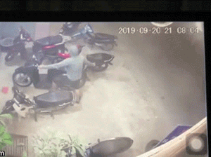 Video: Theo dõi camera an ninh, chủ xe SH ngỡ ngàng khi thấy chân dung tên trộm tài sản của mình