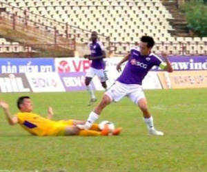 Đạp giò đối thủ, Văn Quyết có nguy cơ bị cấm thi đấu hết giải