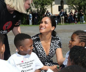 Công nương Meghan Markle bị chỉ trích vì mặc váy hở hang, phạm quy định Hoàng Gia