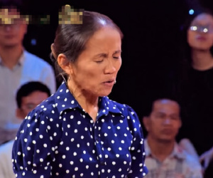 Bà Tân Vlog 'thách thức' Trấn Thành: Làm Youtube bà thiếu gì tiền mà lấy vàng của mày!