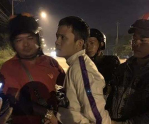 Bàng hoàng nghịch tử đâm mẹ trọng thương, lục túi lấy 100 ngàn đi chơi với bạn