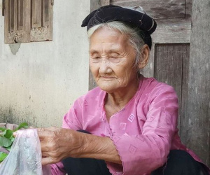 Clip: Xúc động việc cụ bà 83 tuổi lên xã xin ra khỏi diện hộ nghèo