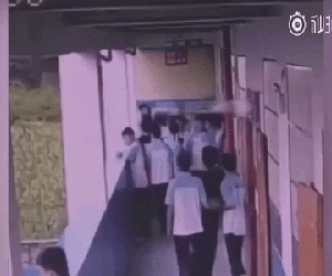 Mâu thuẫn ở trường, nam sinh đẩy bạn học ngã từ lầu 4 xuống đất khiến nạn nhân trọng thương nhưng lỗi không hoàn toàn nằm ở kẻ ra tay