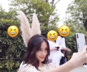 Hậu tin đồn ly hôn Huỳnh Hiểu Minh, lâu lắm rồi mới thấy Angelababy cười tươi tới vậy