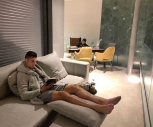 Ronaldo làm gì vào thời điểm Messi nhận giải thưởng FIFA The Best?