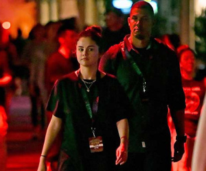 Khi bạn bè 'lên đồ' đi thảm đỏ, Selena Gomez xuề xòa để mặt mộc đi chơi mà vẫn khiến netizen phát cuồng thế này đây!