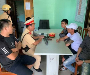 Nhóm người xe ô tô 7 chỗ rút súng dọa bắn cả xe khách vì không cho vượt