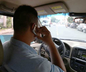 Bộ Công an đề xuất luật hóa cấm dùng điện thoại khi lái ô tô