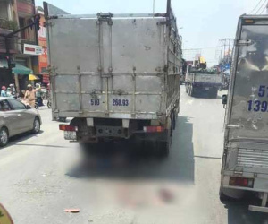TP.HCM: Rẽ trái không quan sát, đôi nam nữ đi xe máy bị xe tải cán tử vong thương tâm