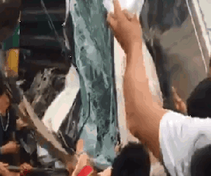 Video: Hỗn loạn cảnh CSGT và hàng chục người nâng xe tải bị tàu hỏa đâm bẹp dúm cứu tài xế