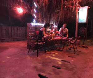 'Tối đỏ đèn' bên đường quốc lộ: Dịch vụ sung sướng nhếch nhác bên trong những quán massage đèn mờ