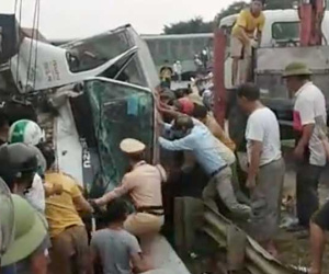 4 toa tàu hàng lật ra quốc lộ sau va chạm kinh hoàng với xe tải ở Nghệ An