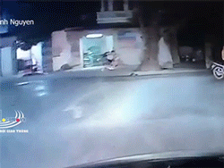 Video: Dừng xe giữa ngã ba, người phụ nữ 'quát thẳng mặt' tài xế vì không chịu nhường mình