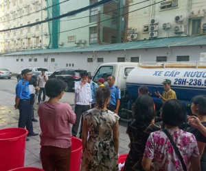 Nghịch cảnh chung cư cao cấp giữa lòng Hà Nội: Tòa nhà có nước nhưng dân không được dùng, phải xách xô đi mua vì nghi chủ đầu tư muốn thu 'phí quản lý vận hành'